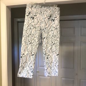 Capris stretchy size 10 inseam 22”